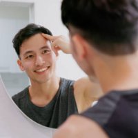l’homme utilise le tonique pour la croissance des cheveux - hairstyle photos et images de collection