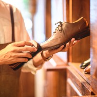 la marca de lujo lanza una nueva colección de zapatos de cuero hechos a mano - fashion fotografías e imágenes de stock