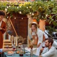 la nourriture et le vin rassemblent les gens - garden decoration photos et images de collection