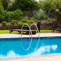 la piscine - garden decoration photos et images de collection