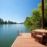 lac dock avec espace salon extérieur - garden decoration photos et images de collection