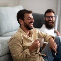 lachen met je vriend - coffee stockfoto's en -beelden
