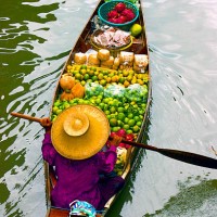 lady vendre les fruits de son bateau au marché flottant, en thaïlande - food photos et images de collection