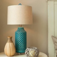 lamp on table in bedroom - home decoration fotografías e imágenes de stock