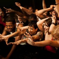 large crowd reaching towards stage - concert stock pictures, royalty-free photos & images