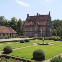 large manor house with magnificent gardens and fountain, framed by trimmed bushes and manicured lawn, ochtrup, münsterland, germany - garden decoration stockfoto's en -beelden