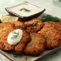 latkes with garnishes and dressing - food stockfoto's en -beelden