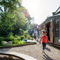 le temps de jeu est le meilleur moment - garden decoration photos et images de collection