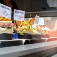 lebensmittel lkw burguer - junk food stock-fotos und bilder