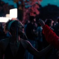 les filles s’amusent au concert - concert photos et images de collection