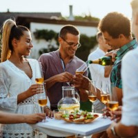 les gens en pleine fête en plein air boivent du champagne et sourient - garden decoration photos et images de collection