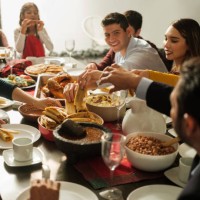 leuke familie eten mexicaans eten samen voor kerstmis - food stockfoto's en -beelden