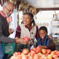 leurs grands-parents et petit-fils de choisir pommes - food photos et images de collection