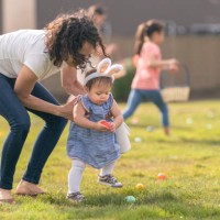 liebende mutter hilft entzückende kleinkind tochter mit ostereiersuche im freien - garden decoration stock-fotos und bilder