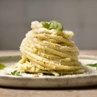 linguine pesto pasta on plate with pine nuts and basil - food stockfoto's en -beelden