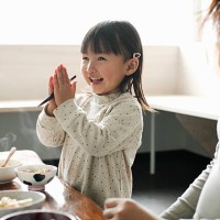 little girl eating meal,smiling - food stockfoto's en -beelden