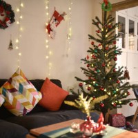 living room decorated for christmas with christmas tree and string lights - home decoration stock pictures, royalty-free photos & images