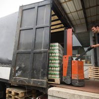 loading a truck - food stock pictures, royalty-free photos & images
