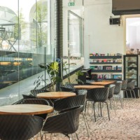 lokales bistro mit aussicht vor den öffnungszeiten - home decoration stock-fotos und bilder