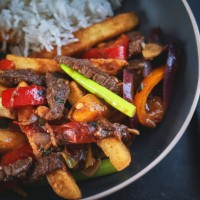 lomo salteado stir fry beef met sojasaus en gebakken aardappelen - food stockfoto's en -beelden