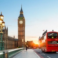 london big ben and traffic on westminster bridge - travel stock-fotos und bilder