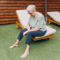 lonely sad senior woman sitting - garden decoration photos et images de collection