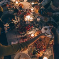 lors de la célébration... - food photos et images de collection