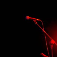 low angle view of a microphone on stage at a live concert with dark background - concert photos et images de collection