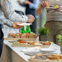 lunch n' learn meeting - food photos et images de collection