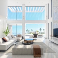 luxe modern woonkamer interieur met panoramisch uitzicht op zee - home decoration stockfoto's en -beelden