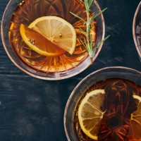 luxury cocktails dark mood. luxury on the rocks: brunch in style - food stockfoto's en -beelden