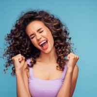 mädchen auf blauem hintergrund freut sich über ihren erfolg - fashion stock-fotos und bilder