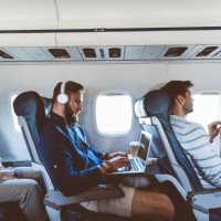 männlichen passagier mit laptop während des fluges - travel stock-fotos und bilder