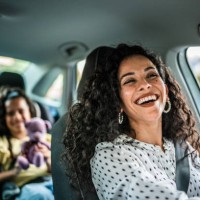 mère et fille discutant en voiture - travel photos et images de collection