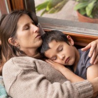 mère et fils argentins se reposant dans le salon - garden decoration photos et images de collection