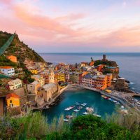 majestic touristic village on the hill with colorful mediterranean buildings. fantastic travel and photography place at sunset, vernazza, cinque terre national park, liguria, italy, europe - travel stockfoto's en -beelden