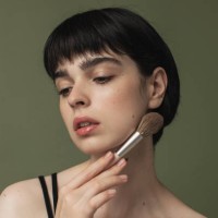 makeup brush. beauty portrait. woman - fashion stock pictures, royalty-free photos & images