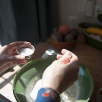making bread, adding salt - food photos et images de collection