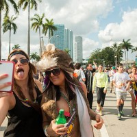 making memories with a friend - concert stock pictures, royalty-free photos & images