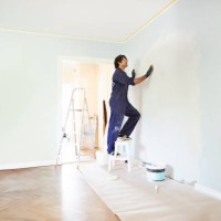 man applying plaster on wall of room - home decoration stockfoto's en -beelden