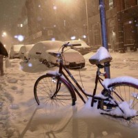 Man carrying take-out bags from a restaurant trudges through heavy snowfall in New York's Tribeca district 22 January 2005. Forecasters expect 10 to...