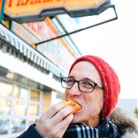 man eating a hot dog junk food diet - junk food fotografías e imágenes de stock