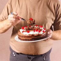 man eating chocolate cake, close-up - junk food stockfoto's en -beelden