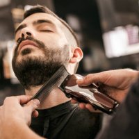 man krijgt van zijn baard gegarneerd met elektrisch scheerapparaat - hairstyle stockfoto's en -beelden