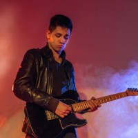 man rock musician playing electric guitar - concert stock pictures, royalty-free photos & images