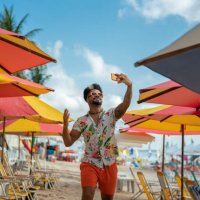 man vlogging on the beach - travel stock pictures, royalty-free photos & images