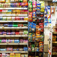 man working in news kiosk, monument station, london, uk - junk food stock pictures, royalty-free photos & images