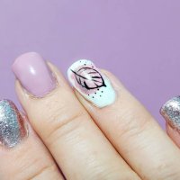 manicured hand, light pink and silver nail polish with a leaf design - nails art stock pictures, royalty-free photos & images