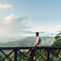 mann in den bergen bei sonnenuntergang in thailand - travel stock-fotos und bilder