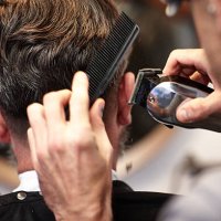 mann sich die haare schneiden im salon - hairstyle stock-fotos und bilder